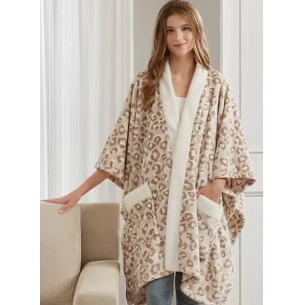 Cozy Plush Wrap Premier Comfort One Size Pockets Warm White Snow Leopard 50 x 70